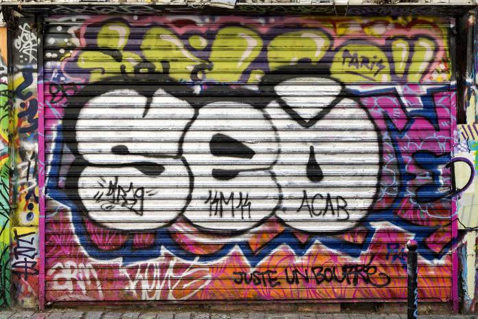 vitrine de boutique avec grafitti "SEO"